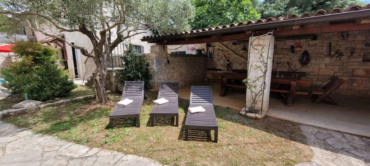 Posest z dvema kamnitima hišama in bazenom